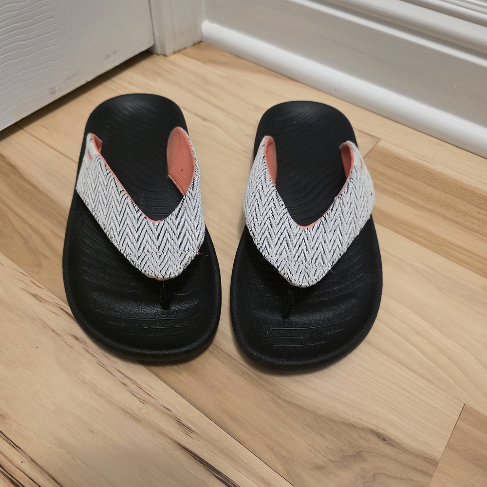 Hey Dude Black and Grey Flip Flops - Picture 2 of 5